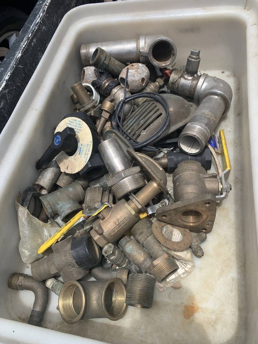 Mixed Lot of Metal Plumbing Pipe Fittings, Valves & Connectors